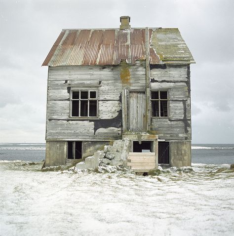 a house by the sea. Like the sensible use of a 1st floor entrance (I think that is known as 2nd floor in America?) On land side, as people would still be able to get out easily on a bad weather day. Run Down House, Old Beach House, Old Abandoned Houses, Abandoned House, This Old House, Abandoned Mansions, Old Barns, Abandoned Buildings, Back To Nature