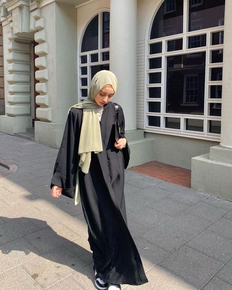 Black Abaya, Black