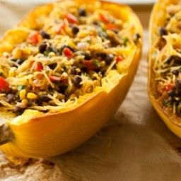 Spicy Spaghetti Squash with Black Beans Betty Spaghetti, Meatless Lunch, Bean Ideas, Spicy Spaghetti, Cooking Vegetarian, Vegetarian Diets, Bean Pasta, Veggie Meals, Diner Recept