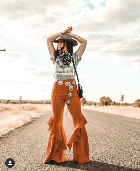 Hailey Whitters Style, Westerncore Fashion, Cowgirl Boho Outfits, Westerncore Aesthetic, Country Grunge Outfits, Boho Cowgirl Style Western Chic, Hippie Cowgirl Style, Country Grunge, Vaquera Outfits