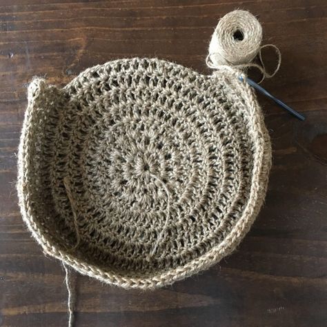 How To Crochet A Summer Circle Bag - Free Crochet Pattern – Mama In A Stitch Crochet Round Bag, Crochet Boho Bag Pattern, Tutorial Pochette, Crochet Guide, Crochet Tote Pattern, Crochet Boho Bag, Popular Crochet, Circle Bag, Bag Pattern Free