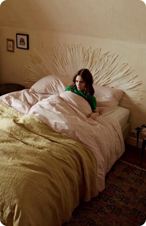 Emily In Paris Apartment, Lily Collins Emily In Paris, Emily Em Paris, Paris Apartment Interiors, Botas Outfit, Emily In Paris Fashion, Paris Outfit Ideas, Emily Cooper, Emily In Paris Outfits