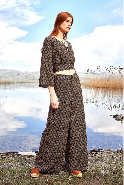 I designed these palazzo pants for women from viscose fabric for the summer with your comfort in mind. The fabric I use is completely natural woven fabric. It is a light fabric. It does not stick to you, it does not make you sweat. I used ethnic patterned fabric on this high waist trousers. #widelegpants #summerpantswomen #palazzopants #bohopantswomen #bohemianpants #highwaistpants #festivalpantswomen #gypsypants #hippiegifts Summer Wide Leg Pants, Luxury Bohemian Wide-leg Pants, Summer Boho Print Wide-leg Harem Pants, Bohemian Music, Fitted Bohemian Full-length Harem Pants, Bohemian Wide-leg Rayon Pants, Bohemian Rayon Wide-leg Harem Pants, Womens Palazzo Pants, Boho Wear