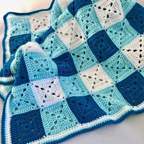 Granny Gingham Baby Blanket Crochet Pattern via @madamestitch Granny Square Baby Blanket, Crochet Potholder Patterns, Potholder Patterns, Blanket Crochet Pattern, Crochet Blanket Afghan, Crochet Granny Square Blanket, Manta Crochet, Haken Baby, Granny Square Blanket