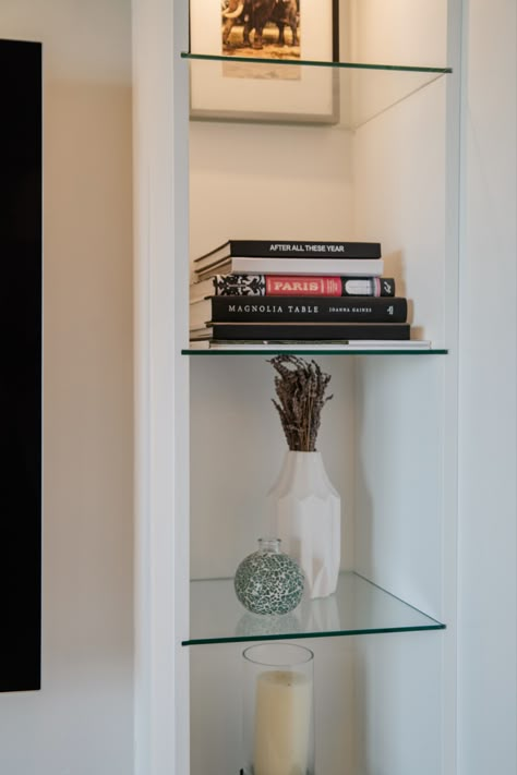 Alcove Glass Shelves, Glass Shelf Ideas For Living Room, Glass Shelves Bedroom, Wall Shelves With Glass Door, Built In Glass Shelves, Glass Bookshelf Decor, Niche With Glass Shelves, Glass Shelves Living Room, Glass Shelf Ideas