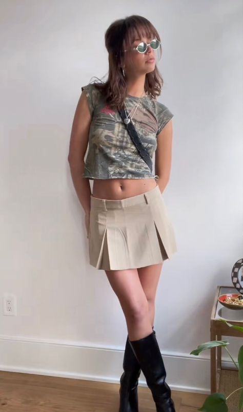 Khaki Mini Skirt Outfit, Sunglasses Aesthetic Vintage, Outfit Ideas Hippie, Beige Mini Skirt Outfit, Camo Outfit Ideas, Camo Skirt Outfit, Khaki Skirt Outfit, Outfit Ideas Mini Skirt, 2023 Rebrand