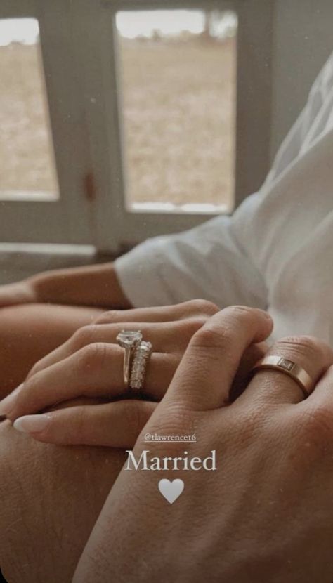 Pose Guide, Shooting Couple, Maquillage On Fleek, The Perfect Couple, Cute Engagement Photos, Couple Engagement Pictures, Engagement Pictures Poses, Couple Picture, Cute Engagement Rings