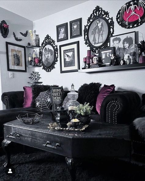 Cozy Gothic Living Room, Goth Decor Living Room, Ty Core, Gothic Living Rooms, Gothic House Decor, Goth Living Room, Spooky Room, Rh Dorm, Gothic Manor