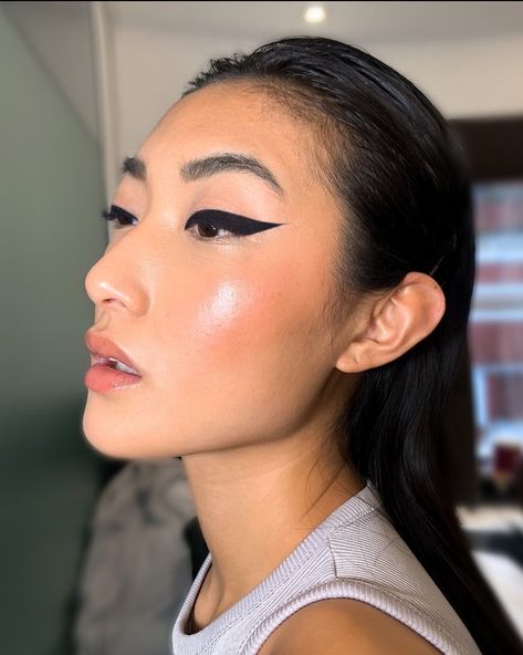 Thick Top Eyeliner, Think Eyeliner, Graphic Eyeliner Asian Eyes, Beginner Graphic Eyeliner, Cruella Moodboard, Eyeliner Tutorial Videos, Yellow Eyeliner Looks, Thick Eyeliner Looks, Heavy Eyeliner Makeup