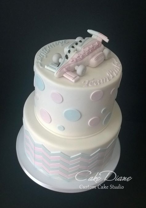 Gender reveal cake for car racing fans. Gender Reveal Car Theme, Car Gender Reveal Ideas, Car Gender Reveal, Mounds Cake, Gender Reveal Food, Creative Gender Reveals, Gender Reveal Unique, Cake Studio, Gender Reveals