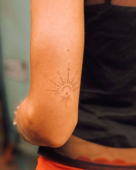 Tattoo Sonne, Small Tattoo Ideas For Women, Boho Tattoos, Handpoke Tattoo, Elbow Tattoos, Small Girl Tattoos, Petite Tattoos, Sun Tattoos, Small Tattoo Ideas