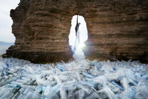 These Photos Show How Much Plastic Enters the Ocean Every 60 Seconds Benjamin Von Wong, Save Our Oceans, Marine Ecosystem, Plastic Art, Surrealism Photography, Plastic Pollution, Sea Fish, 60 Seconds, Photography And Videography