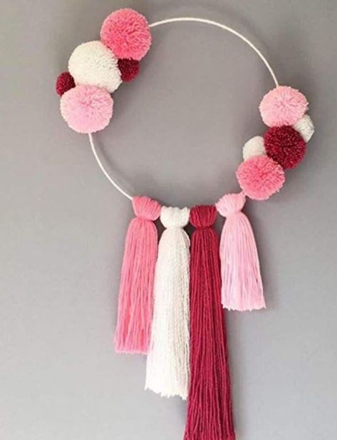 Pom Pom Room Decor, Diy Wall Hanging Yarn, Tassel Wall Hang, Dream Catcher Decor, Idee Babyshower, Dream Catcher Wall Hanging, Dream Catcher Wall, Dream Catcher Craft, Pom Pom Wreath