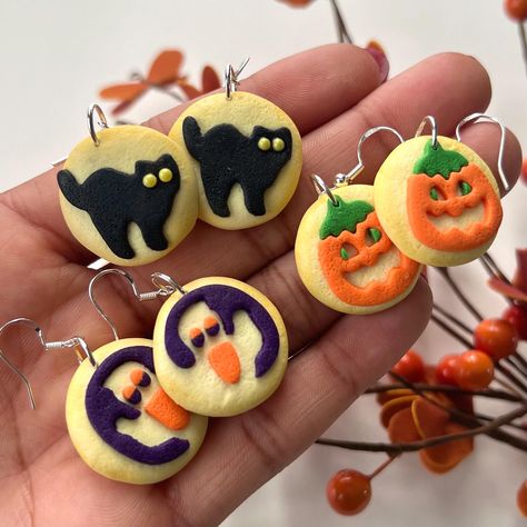 Cute Polymer Clay Halloween, Halloween Cookie Earrings, Cute Polymer Clay Charms Diy, Fall Earring Ideas, Halloween Clay Earring Ideas, Halloween Earrings Clay, Polymer Clay Trinkets, Diy Earrings Clay, Fall Clay Ideas