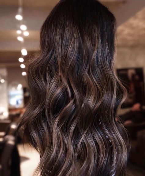 Balayage marron glacé : la coloration tendance de toute saison ! Brown Bayalage Hair, Brunette Hair Color With Highlights, Balayage Hair Caramel, Brown Wavy Hair, Hairstyle Color, Hairstyle Curly, Dark Brunette Hair, Bob Seger, Brunette Balayage Hair