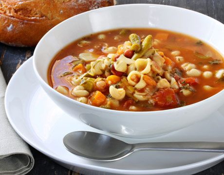 Minestrone soup Sopa Minestrone, Spaghetti Factory, Blue Zones Recipes, Makanan Italia, Zone Recipes, Minestrone Soup Recipe, Green Pesto, Italian Soup, Pasta E Fagioli