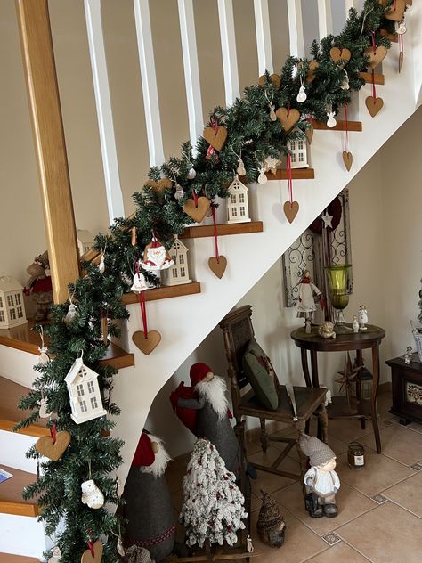 Christmas Decor Ideas Doors, Christmas Decor Archway, Christmas House Decorations Indoor, Christmas Living Room Decorating Ideas, Christmas Stairs Decorations, Staircase Decor Ideas, Christmas Staircase Decor, Christmas Stairs, Frosted Christmas Tree