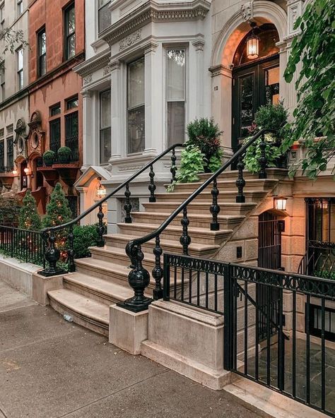 Simple Christmas Decorations, Nyc Townhouse, Dream Future, New York Life, New York Aesthetic, Uptown Girl, Upper West Side, Nyc Apartment, Concrete Jungle