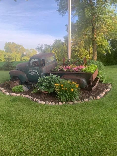 Barndominium Garden Ideas, Tractor Lawn Decor, Old Truck Bed Ideas Yards, Country Farm Landscape Ideas, Dream Yard Country Living, Tractor Yard Art, Outside Pathway Ideas, Old Truck Yard Decor, Country Yard Landscaping Farms Backyards