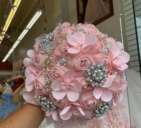 Quinceanera Flower Bouquet Pink, Pink Quince Theme, Quince Bouquet, Quince Flowers, Quince Gifts, Dream Quinceanera, Sweet 15 Ideas, Quince Stuff, Quinceanera Pink