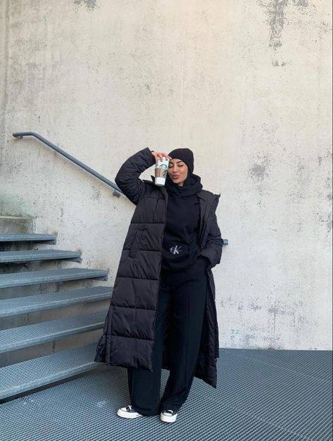 Long Puffer Jacket Outfit Winter Style, Puffer Jacket Outfit Winter Style, Nyc Christmas Outfit, Long Puffer Jacket Outfit, Long Jacket Outfit, Japan Outfit Winter, Sporty Chic Outfits, Winter Jacket Outfits, Puffer Jacket Style