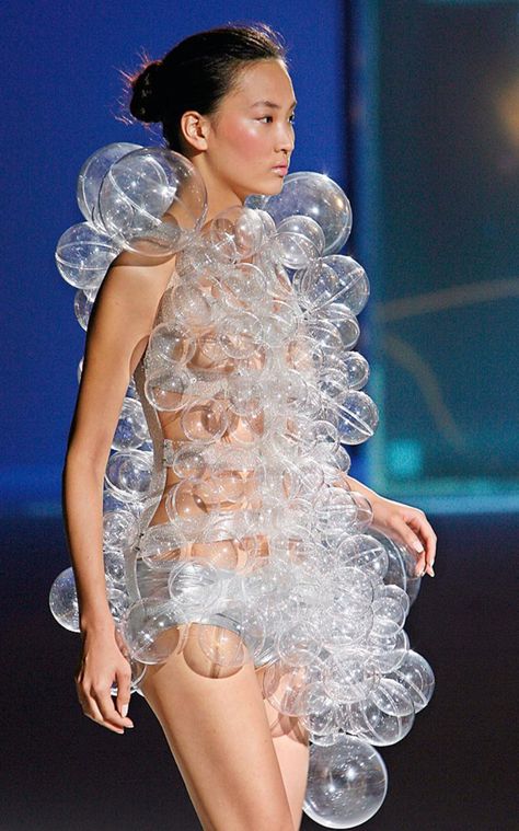 Weird Wedding Dress, Ugly Wedding Dress, Ugly Dresses, Crazy Dresses, Hussein Chalayan, Bubble Dress, Weird Fashion, Funny Outfits, Dress Picture