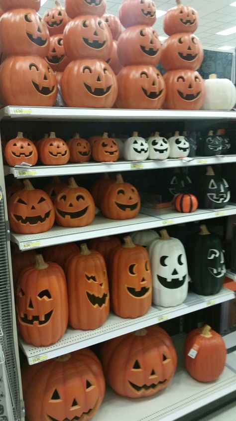 2000s Halloween Nostalgia, Halloween 2000s, Halloween Store Display, 2000s Halloween, Childhood Halloween, Halloween Nostalgia, Nostalgic Halloween, Halloween 2009, Aesthetic Pumpkin