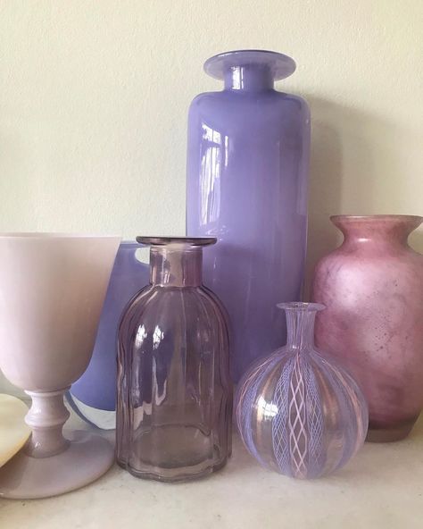 Lilac Art, Lilac Decor, Dorm Themes, Lilac Painting, Pastel Bedroom, Designers Home, Diy Pottery Painting, Tiny Shop, Uni Room