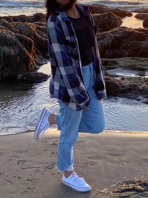 Flannel Outfits With Converse, Blue Flannel Outfits, 2018 Aesthetic, Black Mesh Shirt, High Tops Outfit, High Top Converse Outfits, Jeans And T Shirt Outfit, Beach Fit, Dressing Ideas