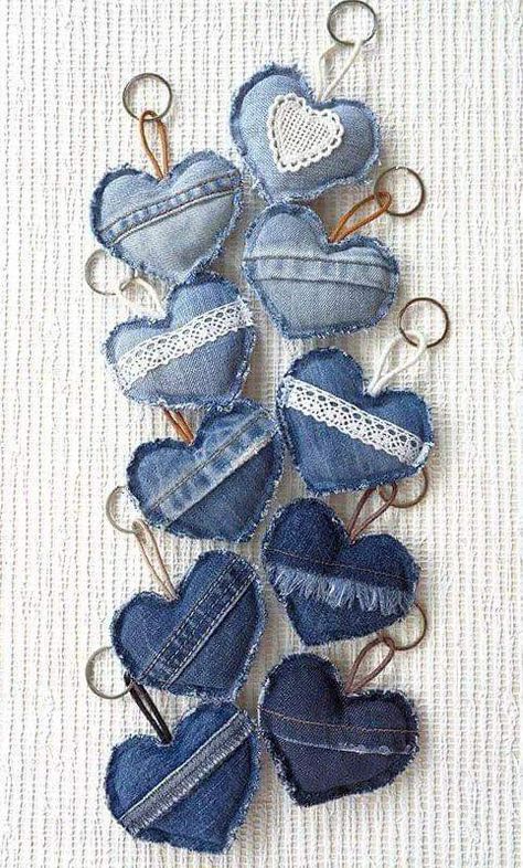 Crafts With Old Jeans, Tassen Hanger, Blue Jean Crafts, Jean Projects, Jean Diy, Heart Key Chain, Jean Ideas, Denim Crafts Diy, Jeans Crafts