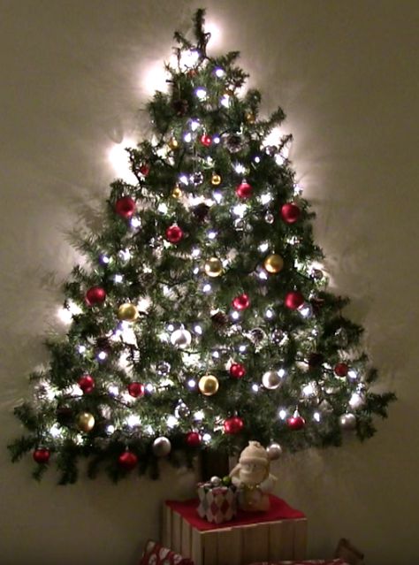 Wall Mounted Christmas Tree Saves Space By Attaching Garland & Lights Wall Mounted Christmas Tree, Easy Diy Christmas Decor, Wall Christmas Tree, Christmas Village Display, Christmas Centerpieces Diy, Village Display, Easy Christmas Decorations, Handmade Things, Diy Christmas Decorations Easy