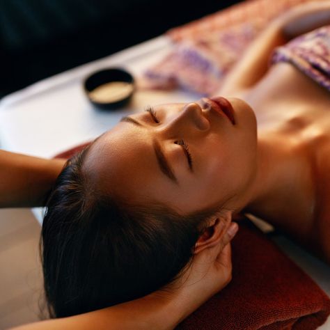 Getting clients to come back into the spa can be a tricky task even if you have amazing treatments for them. Mark Lees broke down how you can keep your clients coming back with no concerns. Chicago Spa, Indian Head Massage, Spa Massage Room, Massage Room Design, Massage Packages, Spa Packages, Cupping Therapy, Thai Massage, Head Massage