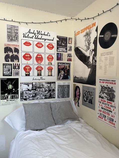 Posters Above Bed, Bedroom Vision Board, Poster Wall Bedroom, Poster Above Bed, Music Poster Wall, Living Space Decor, Poster Bedroom, Uni Room, Retro Room