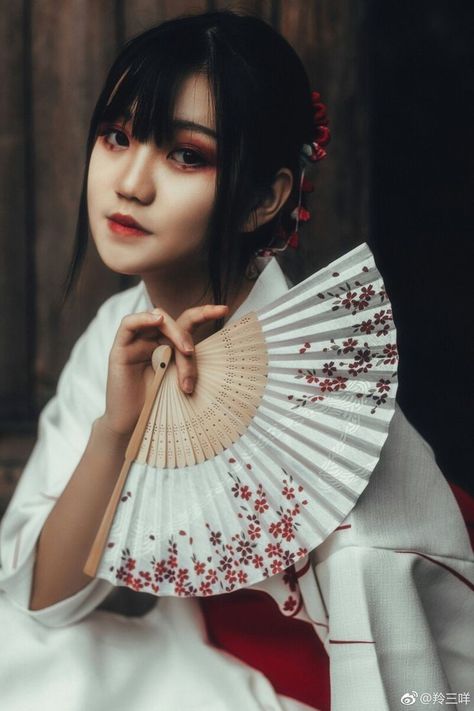 Yukata Photoshoot, Chinese Fan, Chinese Aesthetic, Studio Portrait Photography, Geisha Art, Japanese Fan, Female Pose Reference, Human Reference, Body Reference Poses