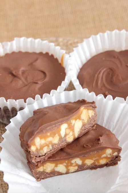 Snickers Snack Cups Goodies Ideas, Snickers Dessert, Snickers Recipe, Tasty Sweets, Candy Bar Recipe, Snickers Candy, Candy Man, Homemade Snickers, Caramel Bits