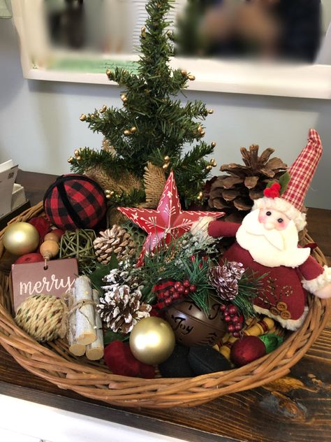 Christmas Basket Decor, Small Christmas Decor, Ideas Decoracion Navidad, Decorating Ideas For Christmas, Christmas Tree Decorating Ideas, Tree Decorating Ideas, Christmas Tree Decorating, Christmas Vignettes, Festival Ideas