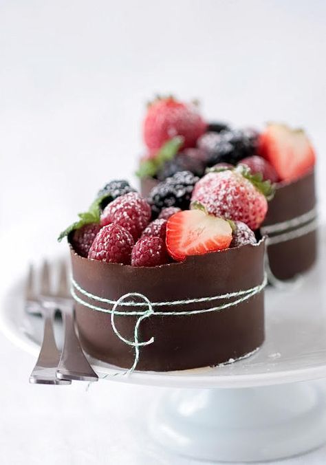 Sugared fruit in chocolate cups Chocolate Mousse Decoration Ideas, Flourless Chocolate Cake Recipe, Fresh Fruit Recipes, Strawberries Blueberries, Flourless Chocolate Cakes, Flourless Chocolate, God Mat, Fancy Desserts, Chocolate Cups