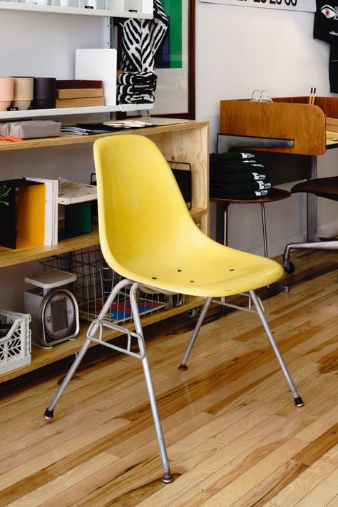 A vintage yellow Eames Shell Chair. Herman Miller Chair Eames, Herman Miller Chair, Modern Vintage Furniture, Shell Chair, Modern Chair, Mid Century Modern Chair, Selling Furniture, Herman Miller, Mid Century Modern Furniture