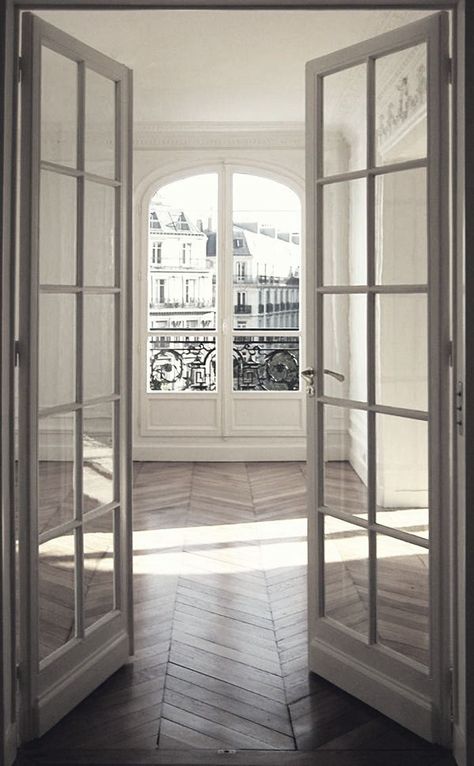 Those doors though. & those floors!!! Industri Modern, Interior Design Minimalist, 아파트 인테리어, Parisian Apartment, Hus Inspiration, Paris Apartments, Design Del Prodotto, French Door, Humble Abode