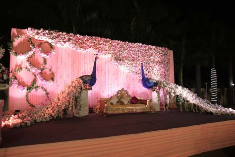 Indian Reception Stage Decoration Backdrops, Reception Stage Decoration Indian Indoor, Reception Stage Decoration Backdrops, Stage Decorations Wedding, Wedding Decorations Indian, Indian Wedding Decorations Receptions, Saree Function, Small Wedding Decor, Engagement Stage Decoration