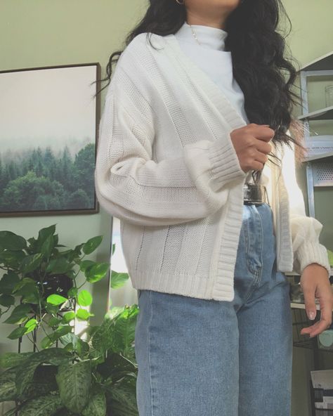 White Cardigan Winter Outfit, College Outfits Cardigan, White Cardigan Blue Jeans Outfit, Cardigan With Dress Aesthetic, White Cardigan And Jeans Outfit, What To Wear With A White Cardigan, White Button Up Cardigan Outfit, Blue And White Cardigan Outfit, White Wool Cardigan Outfit