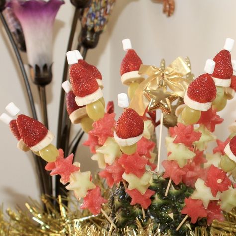 Chic Party Ideas, Metal Skewers, Fruit Skewers, Australian Christmas, Christmas Fruit, Bamboo Skewers, Christmas Brunch, Xmas Food, Santa Hats