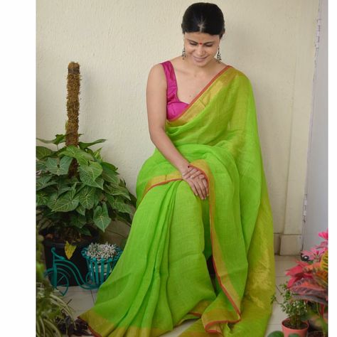 Chakori Ethnic, Parrot Green Saree, Green Sari, Simple Saree Designs, Parrot Green, Simple Sarees, Linen Saree, Green Saree, Indian Culture