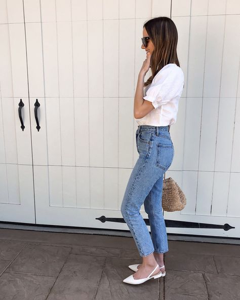 Jeans And Flat Sandals Outfit, White Flats Outfit Work, Slingback Flats Outfit Summer, White Slingback Outfit, Slip On Flats Outfit, White Slingback Flats, Agolde Riley Jeans Outfit, Ootd Flat Shoes, Flat Sandals Outfit Jeans