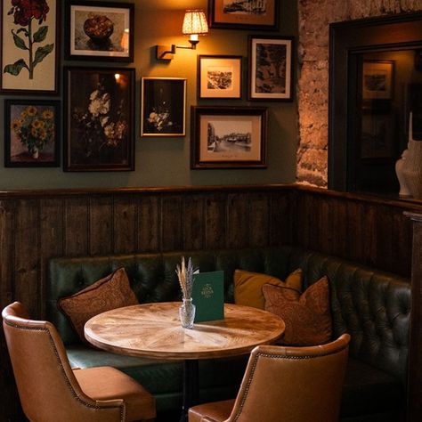 Quirky Pub Interior, Uk Pub Interior, Dark Green Pub Interior, Modern English Pub Interior Design, Old English Pub Aesthetic, Vintage Pub Interior, Small Wine Bar Ideas Restaurants, Old English Pub Interior Design, Old Pub Signs