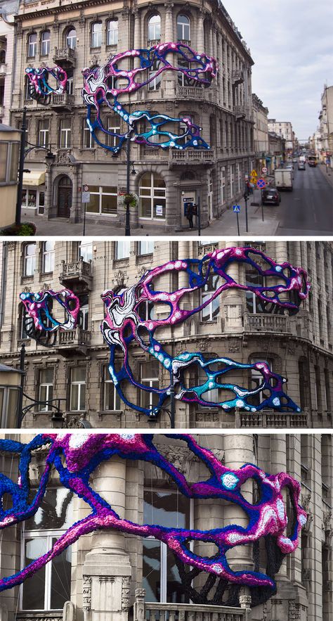 Artist Crystal Wagner just unveiled her latest site-specific installation titled "Hyperbolic" in Lodz, Poland, a piece that creates an unusual juxtaposition of an unwieldy organic growth against the backdrop of a 100-year-old art nouveau facade. Wagner is known for her large-scale mixe Building Art Installation, Large Art Installation, Site Specific Art Installation, Organic Installation, Facade Installation, Organic Facade, Installation Art Ideas, Juxtaposition Art, Conceptual Art Installation