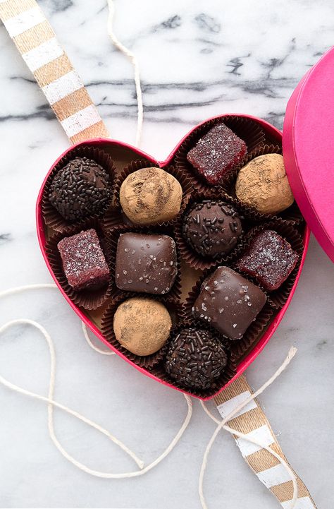 Red Wine Chocolate Truffles in a DIY box of chocolates for Valentine's Day dessert for two gift! Valentines Day Chocolate Ideas, Saturday Recipes, Valentines Day Chocolate, Chocolate San Valentin, Wine Chocolate, Dessert Truffles, Chocolate Ideas, Chocolate Photos, Chocolate Diy