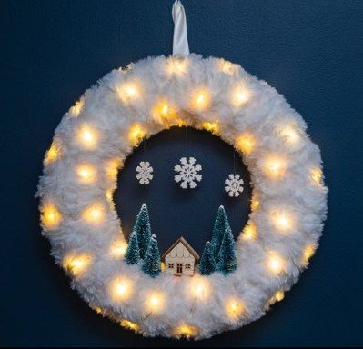 White Christmas Wreaths, Pre Lit Christmas Wreaths, Crochet Christmas Wreath, Winter Wreath Diy, White Christmas Wreath, Baby Christmas Ornaments, Christmas Wreaths Diy Easy, Unique Christmas Decorations, Christmas Wreaths To Make