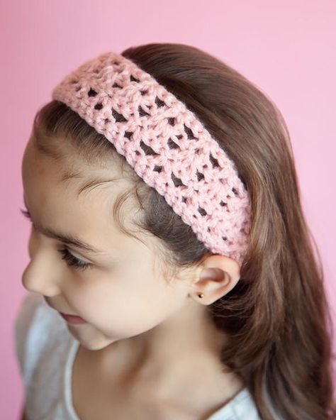 "This is a quick and easy crochet pattern for an adorable hairband. All you need is a size H (5 mm) crochet hook, some worsted weight yarn, and a pair of scissors." Free Crochet Headband, Crochet Headband Free, Easy Crochet Headbands, Crochet Beginners, Crochet Hairband, Crochet Headband Pattern Free, Crochet Neck Warmer, Beginners Crochet, Pink Headband