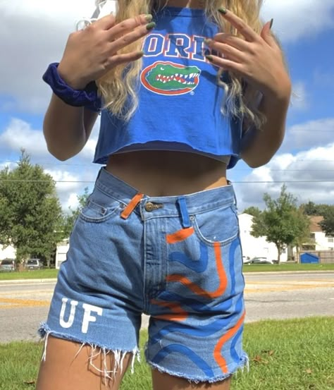 Florida Football Game Outfit, Hoco Painted Shorts, Football Girlfriend Game Day Outfits, College Pants Diy, Painted Shorts School Spirit, Senior Shorts Painted, Cute Tailgate Outfits College, Florida Game Day Outfit, Diy Football Shirts For Girlfriends